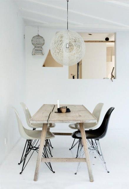 Zestawy mebli do jadalni: biały stół i krzesła. Aranżacje białej jadalni