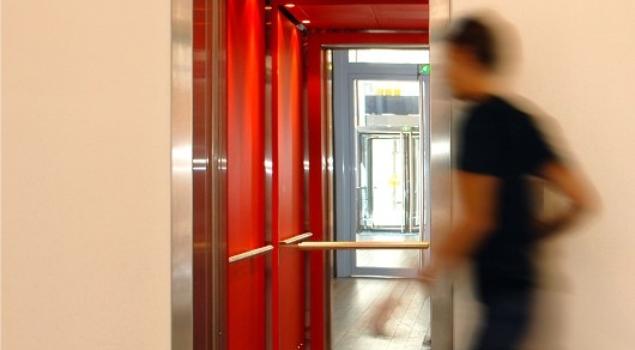 Dźwig osobowy nowoczesne oświetlenie i design windy