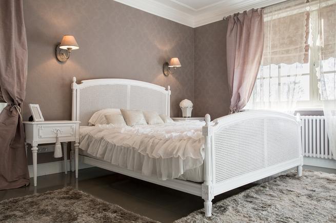 Białe meble do sypialni – sypialnia w stylu vintage