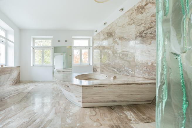 Kamień w łazience – jasna marmurowa łazienka 