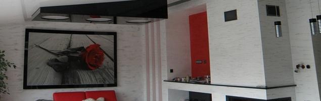 Sufit napinany przepisem na nowoczesny salon z kuchnią 